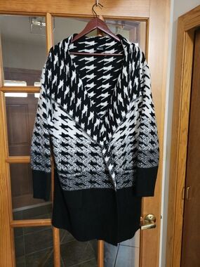Love Token Black and White Houndstooth-Style Open Cardigan